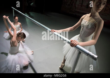 Scena dal balletto "Red Giselle' eseguito dai ballerini del Boris Eifman Academy sul palcoscenico del Teatro Bolshoi di Mosca, Russia Foto Stock