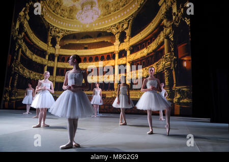 Scena dal balletto "Red Giselle' eseguito dai ballerini del Boris Eifman Academy sul palcoscenico del Teatro Bolshoi di Mosca, Russia Foto Stock