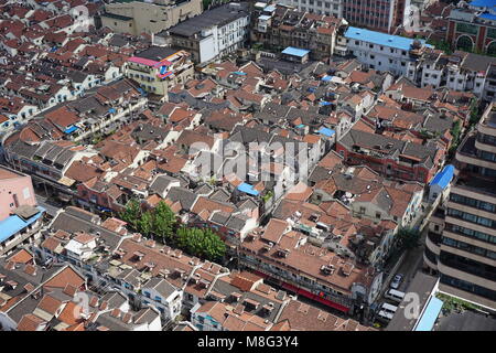 Densità urbana: Case tradizionali nel centro di Shanghai, Cina Foto Stock