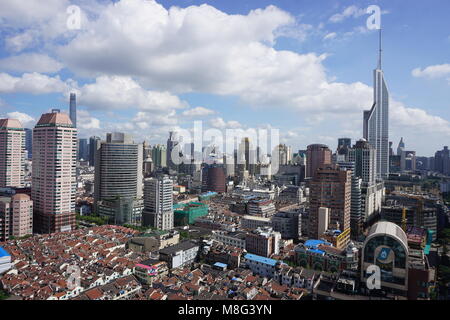 Densità urbana: Case tradizionali e nuovi grattacieli nel centro di Shanghai, in Cina Foto Stock