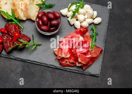 Specialità tradizionali italiane - prosciutto crudo o jamon, parmigiano, pomodori Foto Stock