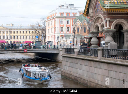 Persone in barca nei pressi della Chiesa della Resurrezione (Salvatore sul Sangue versato) sul Canale di Griboyedov Foto Stock