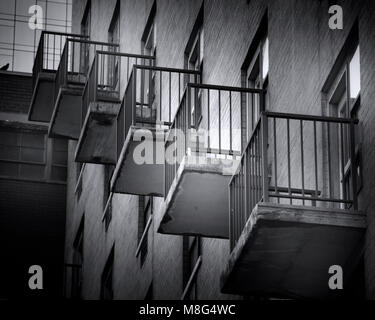 I balconi di una New York City Apartment Building crea un interessante immagine quando viene fotografata dalla strada. Foto Stock