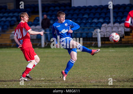 Port Talbot Town centrocampista Patrick Finneral tenta un volley contro Ton Pentre Foto Stock