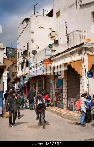 Il Marocco, Casablanca, Medina, Rue Tnaker, piccoli negozi locali Foto Stock