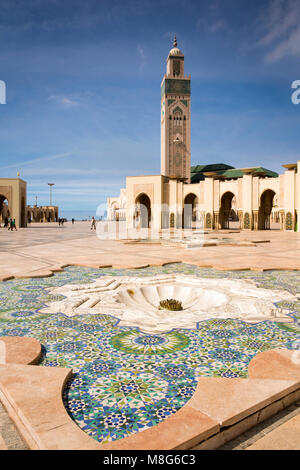 Il Marocco, Casablanca, la Moschea di Hassan II con le più alte del mondo minareto Foto Stock