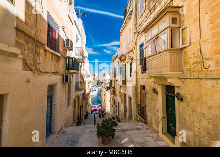 Stretta strada affascinante in Senglea, Malta. Foto Stock