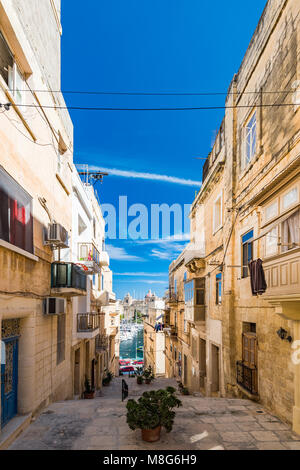 Stretta strada affascinante in Senglea, Malta. Foto Stock