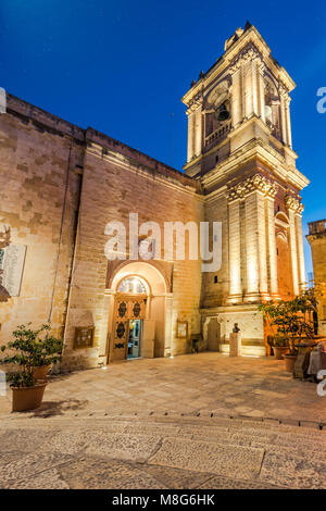 Illuminato la chiesa di San Lorenzo in Birgu,Malta Foto Stock