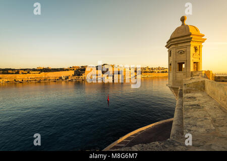 Sunrise oltre la Valletta,Malta visto da di Senglea e giardini di Guardiola. Foto Stock