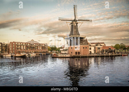 Molen De Adriaan windmill in Harlem, Paesi Bassi durante il tardo pomeriggio di estate Foto Stock