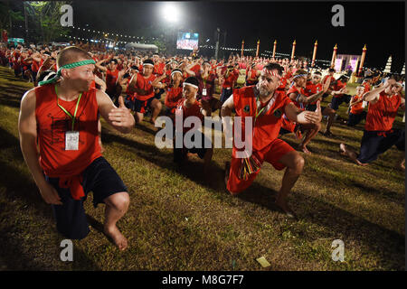 Thailandia. Xvii Mar, 2018. Più di 1.260 pugili cerimonia a cui hanno partecipato il Wai Khru Ram Muay nell'antica capitale thailandese Ayutthaya durante la Thai Boxing Association arti marziali Tailandesi Institute Association World Boxing la federazione professionale pugilato associazione della Thailandia organizzato congiuntamente ' mondo wai kru muay thai cerimonia xiv ' si tratta di soldati tailandesi hanno aderito alla lotta per proteggere la Thailandia e questa volta ci sono più di 1.260 i boxer da 57 paesi. Credito: Vichan Poti/Pacific Press/Alamy Live News Foto Stock