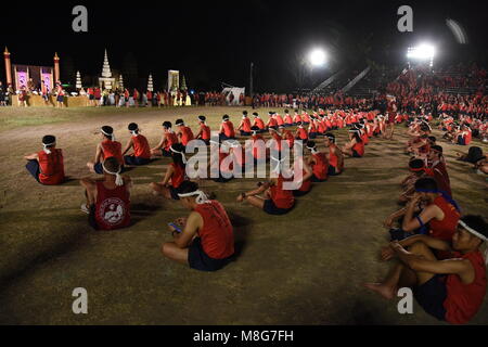 Thailandia. Xvii Mar, 2018. Più di 1.260 pugili cerimonia a cui hanno partecipato il Wai Khru Ram Muay nell'antica capitale thailandese Ayutthaya durante la Thai Boxing Association arti marziali Tailandesi Institute Association World Boxing la federazione professionale pugilato associazione della Thailandia organizzato congiuntamente ' mondo wai kru muay thai cerimonia xiv ' si tratta di soldati tailandesi hanno aderito alla lotta per proteggere la Thailandia e questa volta ci sono più di 1.260 i boxer da 57 paesi. Credito: Vichan Poti/Pacific Press/Alamy Live News Foto Stock