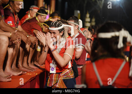 Thailandia. Xvii Mar, 2018. Più di 1.260 pugili cerimonia a cui hanno partecipato il Wai Khru Ram Muay nell'antica capitale thailandese Ayutthaya durante la Thai Boxing Association arti marziali Tailandesi Institute Association World Boxing la federazione professionale pugilato associazione della Thailandia organizzato congiuntamente ' mondo wai kru muay thai cerimonia xiv ' si tratta di soldati tailandesi hanno aderito alla lotta per proteggere la Thailandia e questa volta ci sono più di 1.260 i boxer da 57 paesi. Credito: Vichan Poti/Pacific Press/Alamy Live News Foto Stock