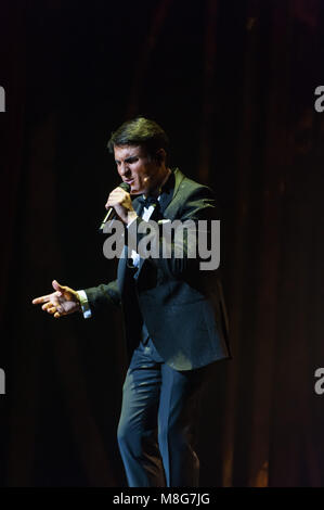 Napoli, Italia. 16 Mar, 2018. Sal Da Vinci sul palcoscenico del Teatro Augusteo di Napoli con 50 musicisti, diretto dal maestro Adriano Pennino con spettacolo teatrale "infonie in Sal Maggiore' Credit: Sonia Brandolone/Pacific Press/Alamy Live News Foto Stock