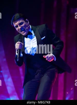 Napoli, Italia. 16 Mar, 2018. Sal Da Vinci sul palcoscenico del Teatro Augusteo di Napoli con 50 musicisti, diretto dal maestro Adriano Pennino con spettacolo teatrale "infonie in Sal Maggiore' Credit: Sonia Brandolone/Pacific Press/Alamy Live News Foto Stock