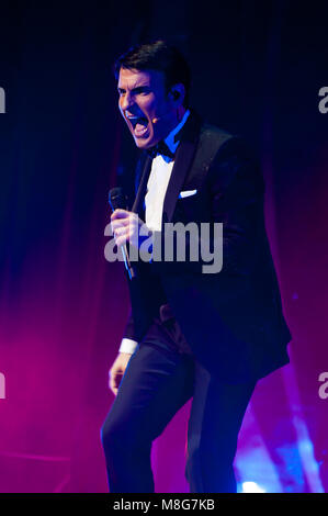 Napoli, Italia. 16 Mar, 2018. Sal Da Vinci sul palcoscenico del Teatro Augusteo di Napoli con 50 musicisti, diretto dal maestro Adriano Pennino con spettacolo teatrale "infonie in Sal Maggiore' Credit: Sonia Brandolone/Pacific Press/Alamy Live News Foto Stock