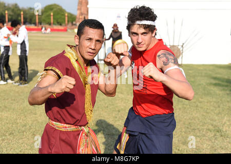 Thailandia. Xvii Mar, 2018. Più di 1.260 pugili cerimonia a cui hanno partecipato il Wai Khru Ram Muay nell'antica capitale thailandese Ayutthaya durante la Thai Boxing Association arti marziali Tailandesi Institute Association World Boxing la federazione professionale pugilato associazione della Thailandia organizzato congiuntamente ' mondo wai kru muay thai cerimonia xiv ' si tratta di soldati tailandesi hanno aderito alla lotta per proteggere la Thailandia e questa volta ci sono più di 1.260 i boxer da 57 paesi. Credito: Vichan Poti/Pacific Press/Alamy Live News Foto Stock