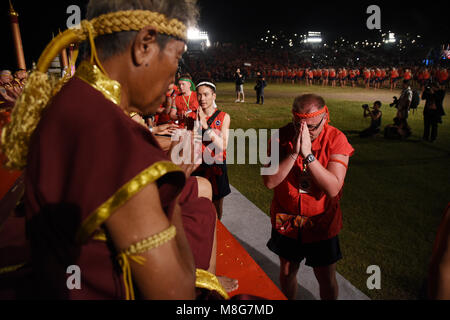 Thailandia. Xvii Mar, 2018. Più di 1.260 pugili cerimonia a cui hanno partecipato il Wai Khru Ram Muay nell'antica capitale thailandese Ayutthaya durante la Thai Boxing Association arti marziali Tailandesi Institute Association World Boxing la federazione professionale pugilato associazione della Thailandia organizzato congiuntamente ' mondo wai kru muay thai cerimonia xiv ' si tratta di soldati tailandesi hanno aderito alla lotta per proteggere la Thailandia e questa volta ci sono più di 1.260 i boxer da 57 paesi. Credito: Vichan Poti/Pacific Press/Alamy Live News Foto Stock