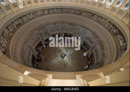 Lo scrigno di evangelista ministro cristiano Billy Graham si trova nello stato durante presso l'U.S. Capitol Rotunda Febbraio 28, 2018 a Washington, DC. Graham, un popolare televangelist e consigliere spirituale per i presidenti sono morti 21 febbraio presso l'età di 99. Foto Stock