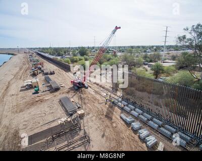 Il El Centro Settore del muro di confine con il Messico è sostituito come parte di un Rinnovamento pianificato Marzo 13, 2018 in Calexico, California. La sostituzione comporta un circa 2,25-mile parte sostituita con 30-piede alta bollard parete di stile. Foto Stock