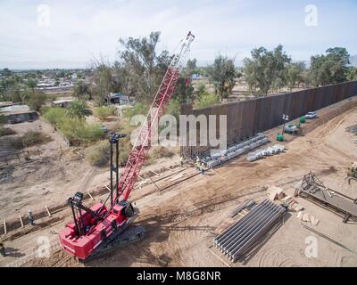 Il El Centro Settore del muro di confine con il Messico è sostituito come parte di un Rinnovamento pianificato Marzo 13, 2018 in Calexico, California. La sostituzione comporta un circa 2,25-mile parte sostituita con 30-piede alta bollard parete di stile. Foto Stock