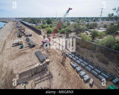 Il El Centro Settore del muro di confine con il Messico è sostituito come parte di un Rinnovamento pianificato Marzo 13, 2018 in Calexico, California. La sostituzione comporta un circa 2,25-mile parte sostituita con 30-piede alta bollard parete di stile. Foto Stock