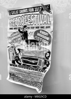 Retrofestival mostra poster pubblicitari retrò festival tenutosi a Newbury showground Foto Stock
