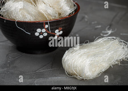 Amido di tagliolini di vetro (fagioli, patate, riso). Cucina asiatica. Il prodotto grezzo. Close-up e messa a fuoco selettiva Foto Stock