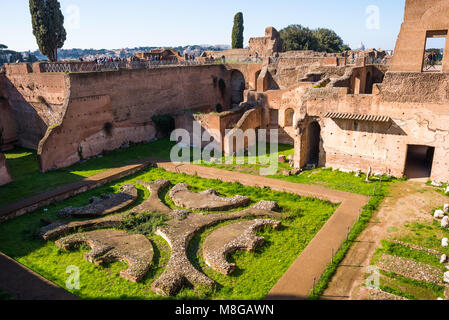 La Domus Augustana è il nome moderno per l'ala interna di antico e grande palazzo romano di Domiziano (92 AD) sul Colle Palatino. Roma. L'Italia. Foto Stock