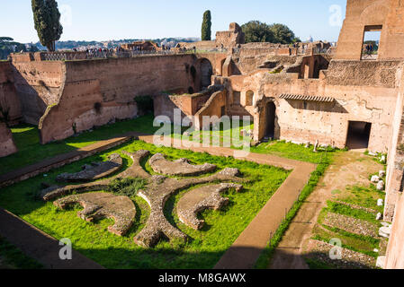 La Domus Augustana è il nome moderno per l'ala interna di antico e grande palazzo romano di Domiziano (92 AD) sul Colle Palatino. Roma. L'Italia. Foto Stock