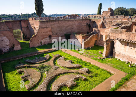 La Domus Augustana è il nome moderno per l'ala interna di antico e grande palazzo romano di Domiziano (92 AD) sul Colle Palatino. Roma. L'Italia. Foto Stock