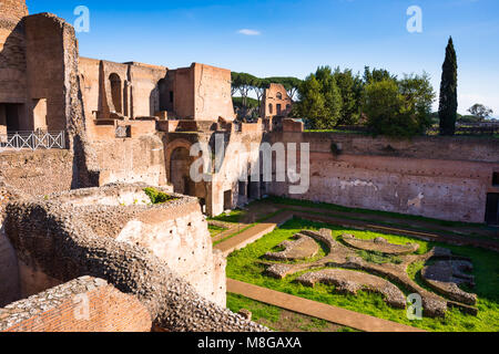 La Domus Augustana è il nome moderno per l'ala interna di antico e grande palazzo romano di Domiziano (92 AD) sul Colle Palatino. Roma. L'Italia. Foto Stock