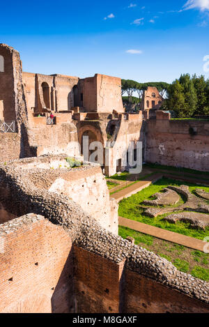 La Domus Augustana è il nome moderno per l'ala interna di antico e grande palazzo romano di Domiziano (92 AD) sul Colle Palatino. Roma. L'Italia. Foto Stock