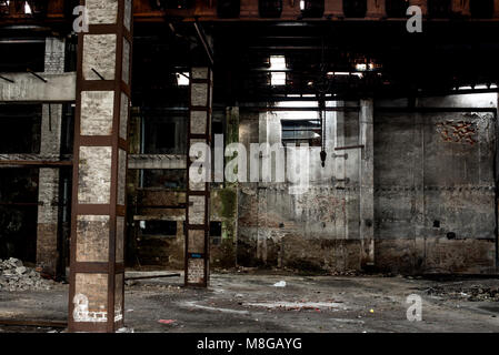 Edificio abbandonato interno, vecchio magazzino in cattivo stato Foto Stock