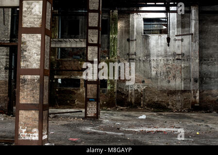 Edificio abbandonato interno, vecchio magazzino in cattivo stato Foto Stock