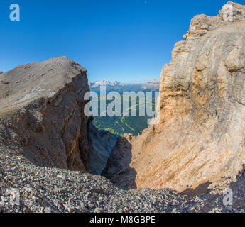 Pendici rocciose delle Dolomiti italiane, escursioni verso la cima del La Varella. Amici arrampicata insieme su una splendida giornata di sole. Foto Stock