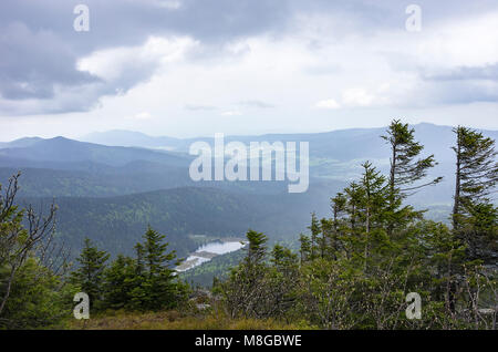 Vista dal grande Arber Mountain (Großer Arber) Kleiner Arbersee Lake, Foresta Bavarese, Baviera, Germania. Foto Stock