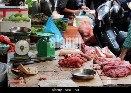 Hanoi, Vietnam - Marzo 15, 2018: carni vendute per le strade del centro di Hanoi Foto Stock