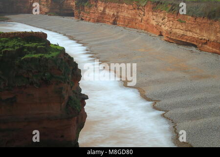 Spiaggia di ciottoli di Ladram Bay vicino a Sidmouth, nel Devon Foto Stock