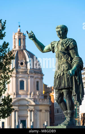 L'imperatore Traiano statua presso i Mercati di Traiano e il Forum nella città di Roma, Italia, situato sulla Via dei Fori Imperiali di Roma, lazio, Italy. Foto Stock