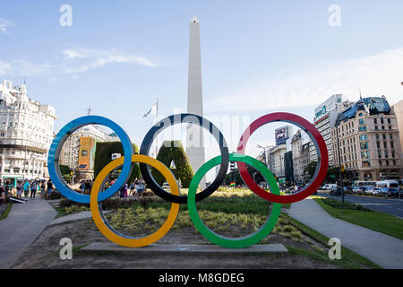 BUENOS AIRES, Argentina - 22 gennaio 2018: anelli olimpici da Obelisco a Buenos Aires, Argentina. Estate Olimpiadi della Gioventù sono previste a ottobre Foto Stock