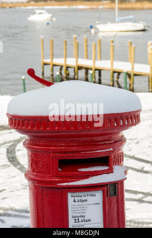 Neve giacente su una casella postale presso Waterhead, Lago di Windermere, Ambleside, Lake District, UK. Foto Stock