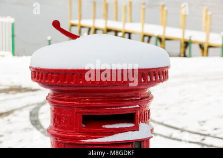 Neve giacente su una casella postale presso Waterhead, Lago di Windermere, Ambleside, Lake District, UK. Foto Stock