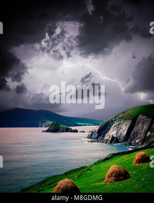 IE - CO. KERRY: Lightning Over Slea testa sulla penisola di Dingle Foto Stock