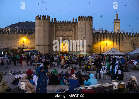 Il Marocco, Fez - Ottobre 5, 2013. Locali vendono il prodotto al mercato al di fuori della Kasbah An-Nouar fortezza in Fez. (Photo credit: Gonzales foto - Flemming Bo Jensen). Foto Stock