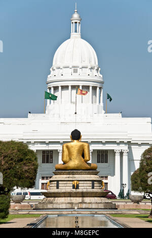Il Municipio Colombo aka Columbo Municipio prese dal Parco Viharamahadevi (Vihara maha devi) con il golden statua del Buddha di fronte. Foto Stock
