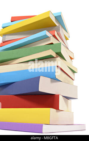 In disordine pila o pile di coloratissimi libri in brossura isolato su uno sfondo bianco. Spazio per la copia. Foto Stock