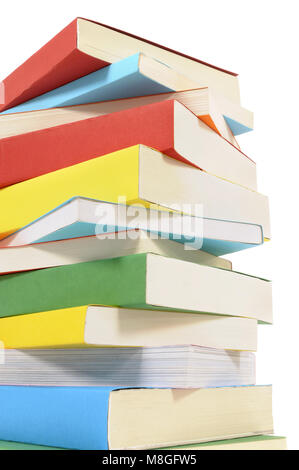 In disordine pila o pile di coloratissimi libri in brossura isolato su uno sfondo bianco. Spazio per la copia. Foto Stock