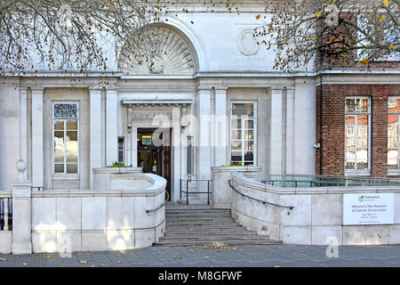 Chelmsford Civic Center la costruzione di pietra la reception principale ingresso pubblico per Chelmsford il consiglio comunale della città di autorità locali uffici governativi Essex England Regno Unito Foto Stock